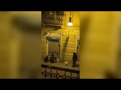 Torino, la rapina in centro è in diretta: la banda in azione e un negozio distrutto in via Grassi…