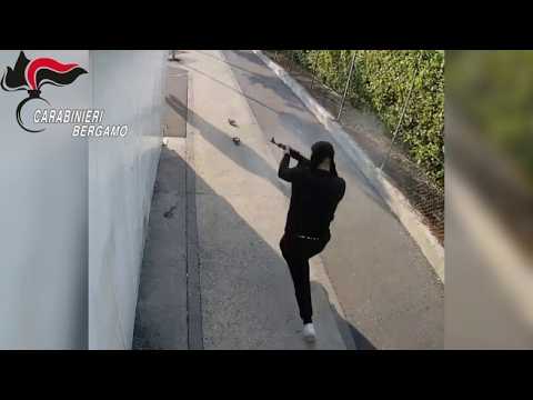 Sparatoria seriate, il video choc dell’agguato fuori dalle piscine con kalashnikov e pistola mitr…