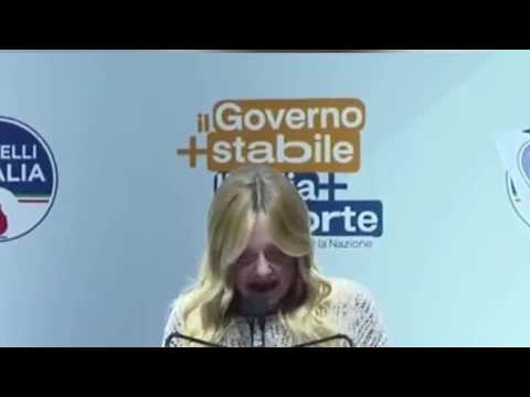 Meloni al comizio di Bari risponde al telefono, è la figlia