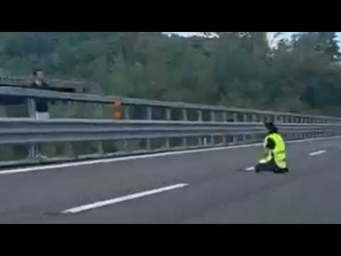 Firenze, le immagini della trattativa tra polizia e Federico Vella per convincerlo a non buttarsi…