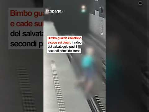 Bimbo guarda il telefono e cade sui binari, il video del salvataggio pochi secondi prima del treno