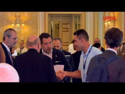 Salvini e Vannacci si incrociano al Forum di Cernobbio: stretta di mano tra i due ex alleati