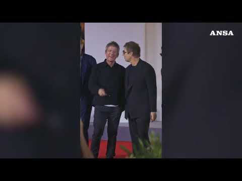 Venezia, fan in delirio per Liam e Noel Gallagher sul red carpet