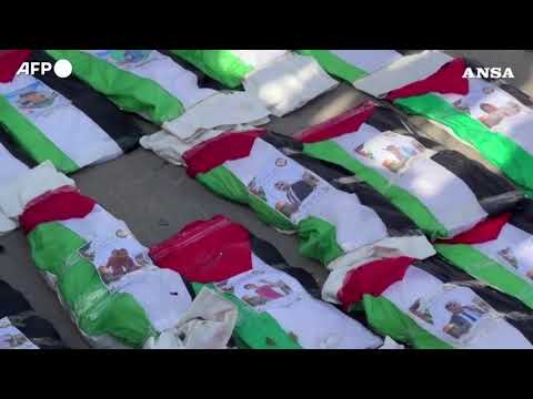 Gaza, funerale di massa per 100 vittime estratte fra le macerie