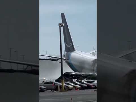 Tragedia a Miami: Boeing 767 cargo di Amazon esce di pista, almeno cinque morti e diversi feriti