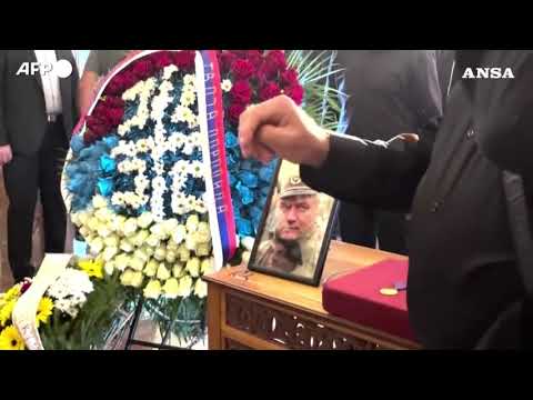 Belgrado, folla per i funerali dell’ex capo militare serbo-bosniaco Ratko Mladic