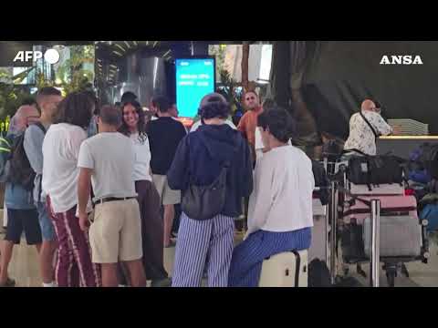 Eruzione in Indonesia, prolungata la chiusura di quattro aeroporti