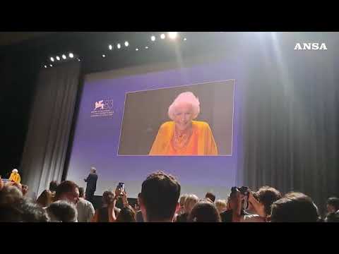 Venezia, standing-ovation per Ellen Burstyn: “Così mi fate piangere”