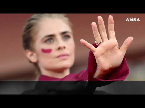 Venezia, Greta Scarano sul red carpet contro i femminicidi