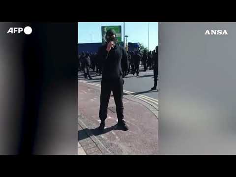 Regno Unito, Portsmouth: anti-migranti incappucciati assediano il porto