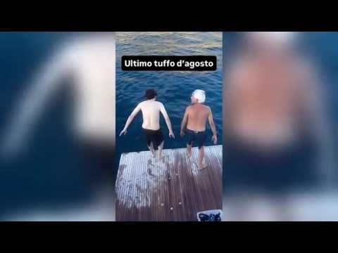 Nino D’Angelo e Rovazzi: ultimo tuffo d’agosto e un simpatico siparietto sui social