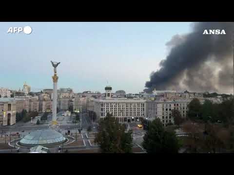 Riprendono i raid russi su Kiev, una nube di fumo sopra piazza Maidan