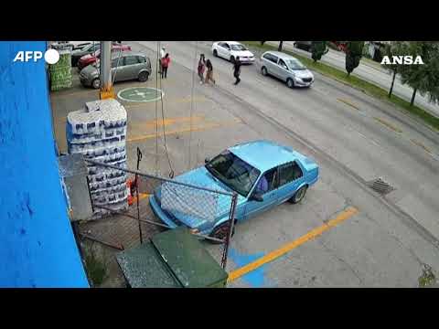 Tragedia sfiorata in Messico, un uomo si lancia in strada per salvare una bimba