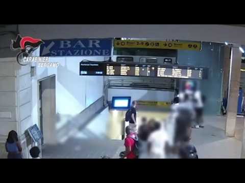 Video sorveglianza stazione di Treviglio: il momento prima dell’accoltellamento