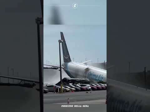 Miami, aereo cargo di Amazon esce fuori pista e travolge diverse auto: “Ci sono almeno 5 morti”