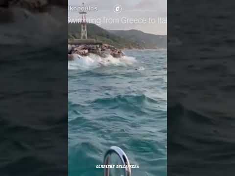 Quasi 32 ore a nuoto dalla Grecia all’Italia: il record di Spyros