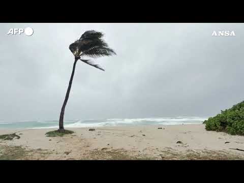 Hawaii, forti mareggiate prima del passaggio dell’uragano Lowell