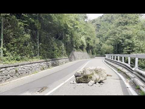 La strada della Val Serina in balìa dei massi: il video dell’ultimo crollo