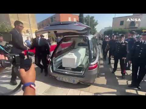 A Squinzano il feretro di Lorena Isceri, la madre stringe il suo orsacchiotto