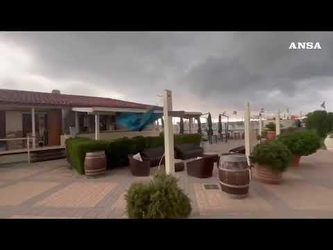 Maltempo in Toscana, forti raffiche di vento sul litorale in Versilia