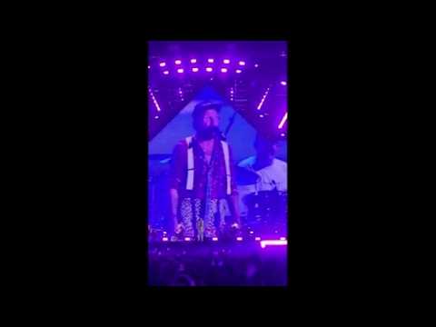 Jovanotti in concerto a Bari ironizza su amianto a Barletta