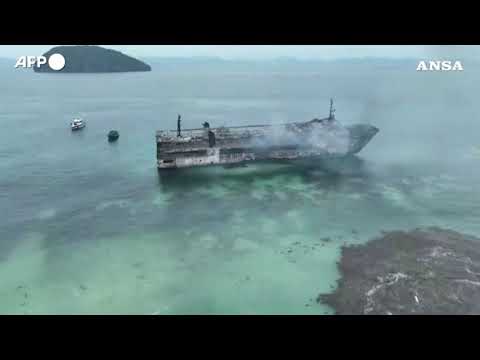 Incendio su un traghetto nelle Filippine, diversi i morti