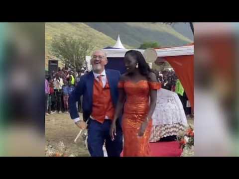 Il matrimonio di Padre Sandro in Kenya tra balletti e vestiti colorati