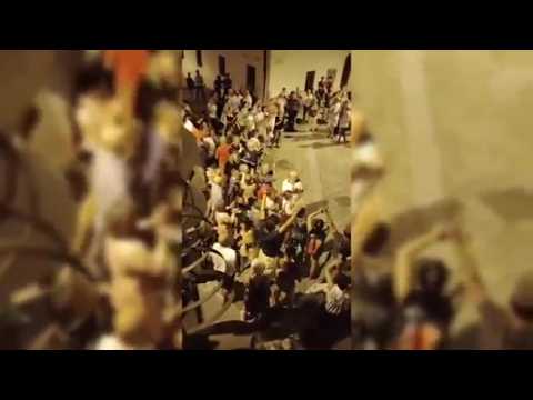 Dro, cittadini in piazza contro il raduno neonazista. Cori e bandiere: «Siamo tutti antifascisti»