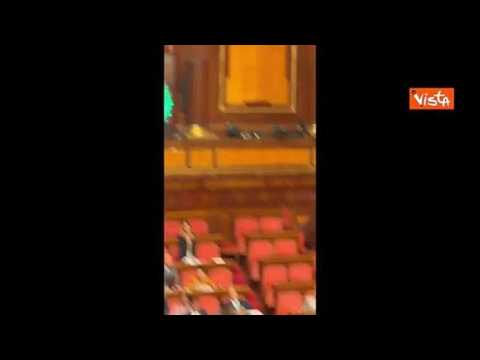 “Con noi le preferenze, con loro zero preferenze”, i cartelli di FdI in Senato su legge…