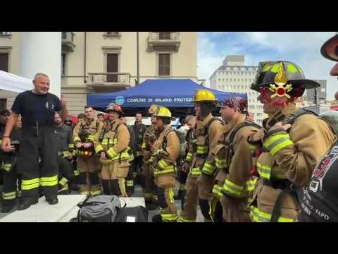 Milano, i vigili del fuoco scalano la Torre Galfa per ricordare i colleghi morti l’11 settembre 2001