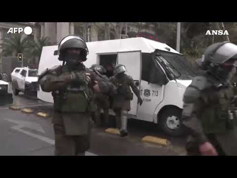 Cile, 53 anni fa l’avvento della dittatura: scontri manifestanti-polizia ieri a Santiago