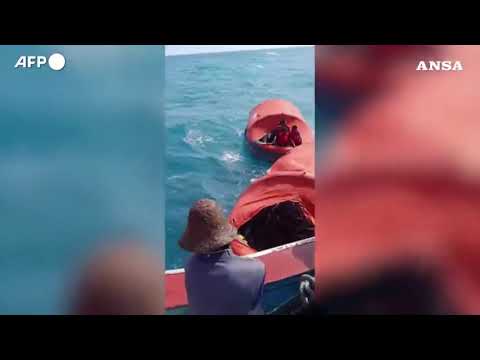 Indonesia, traghetto con 243 persone a bordo si rovescia: morti e dispersi