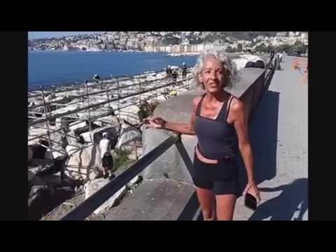 Coppa America, una turista protesta per le pedane sul lungomare di Napoli