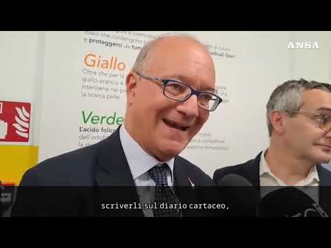 Valditara: ‘Stop ai compiti sul registro elettronico, ci vuole il diario’