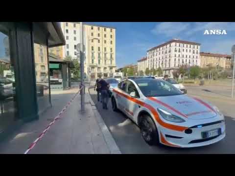 Milano, albero cade in piazza Risorgimento: tre feriti lievi