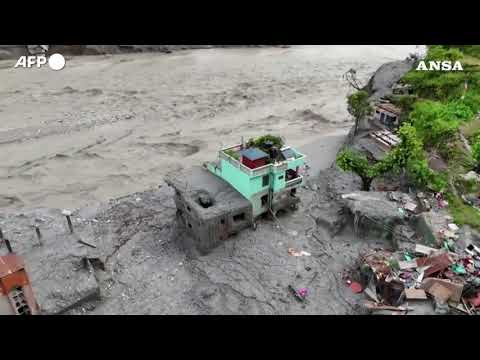 Alluvione Nepal-Tibet, una casa “miracolata” resiste alla devastazione