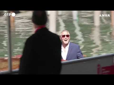 Festival Cinema di Venezia, l’arrivo in barca di George Clooney