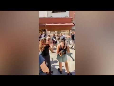 Venezia, mega rissa tra influencer di destra e centri sociali con calci e pugni: picchiate anche …