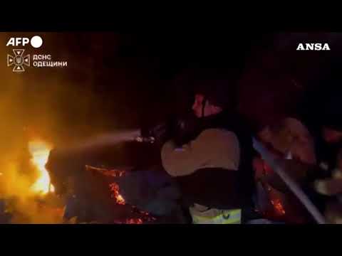 Missili e droni russi sulla regione di Odessa, a fuoco diverse strutture