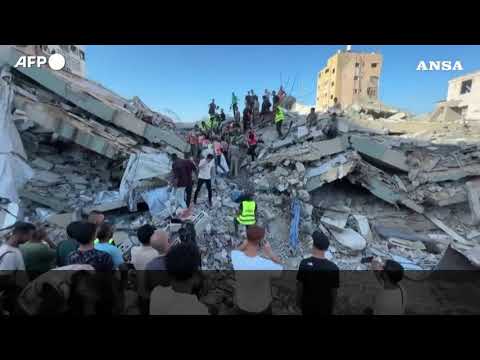 Crolla un palazzo a Gaza, si scava tra le macerie