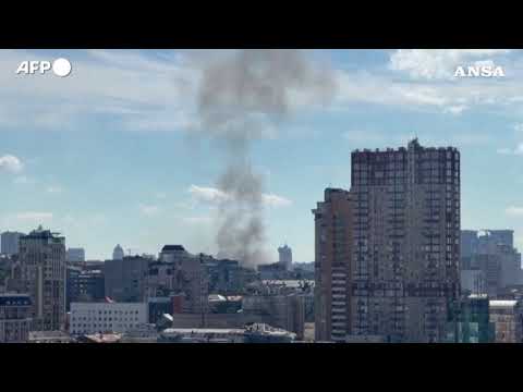 Kiev, drone russo colpisce edificio residenziale: cinque feriti