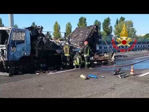 Rozzano, tir in fiamme sulla Tangenziale ovest di Milano, nove chilometri di coda