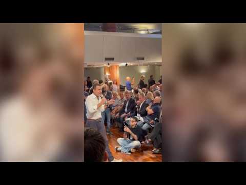 Torino, una donna contesta Vannacci: «L’Italia è un Paese laico». Il generale: «La signora è male…