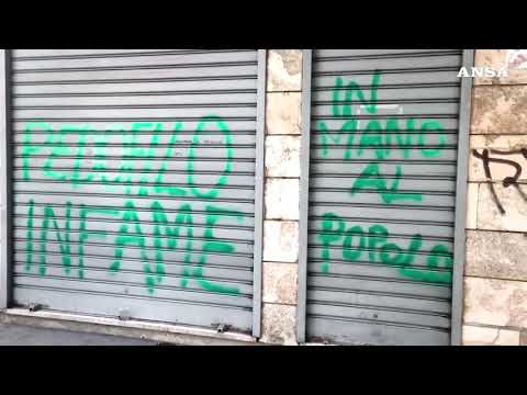 Molestie su 13enne a Torino, insulti sulle saracinesche del minimarket dell’indagato