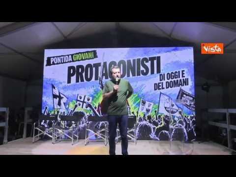 Parte coro «Remigrazione! Remigrazione!» durante discorso di Salvini sul palco di Pontida Giovani