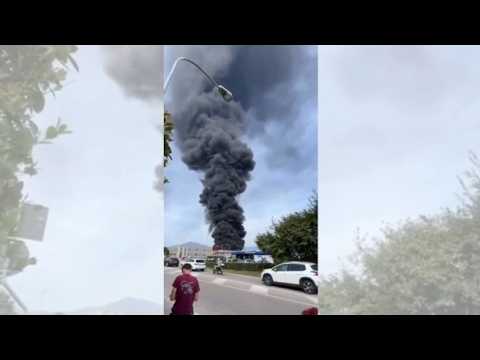 Vicenza, incendio in azienda a Malo: il video della gigantesca colonna di fumo che si alza dalla …