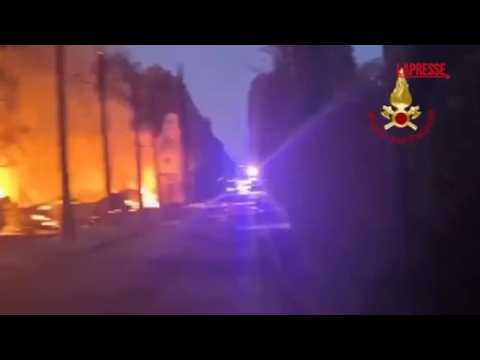 Verona, incendio in un campeggio a Peschiera del Garda: la lotta dei vigili del fuoco contro le f…